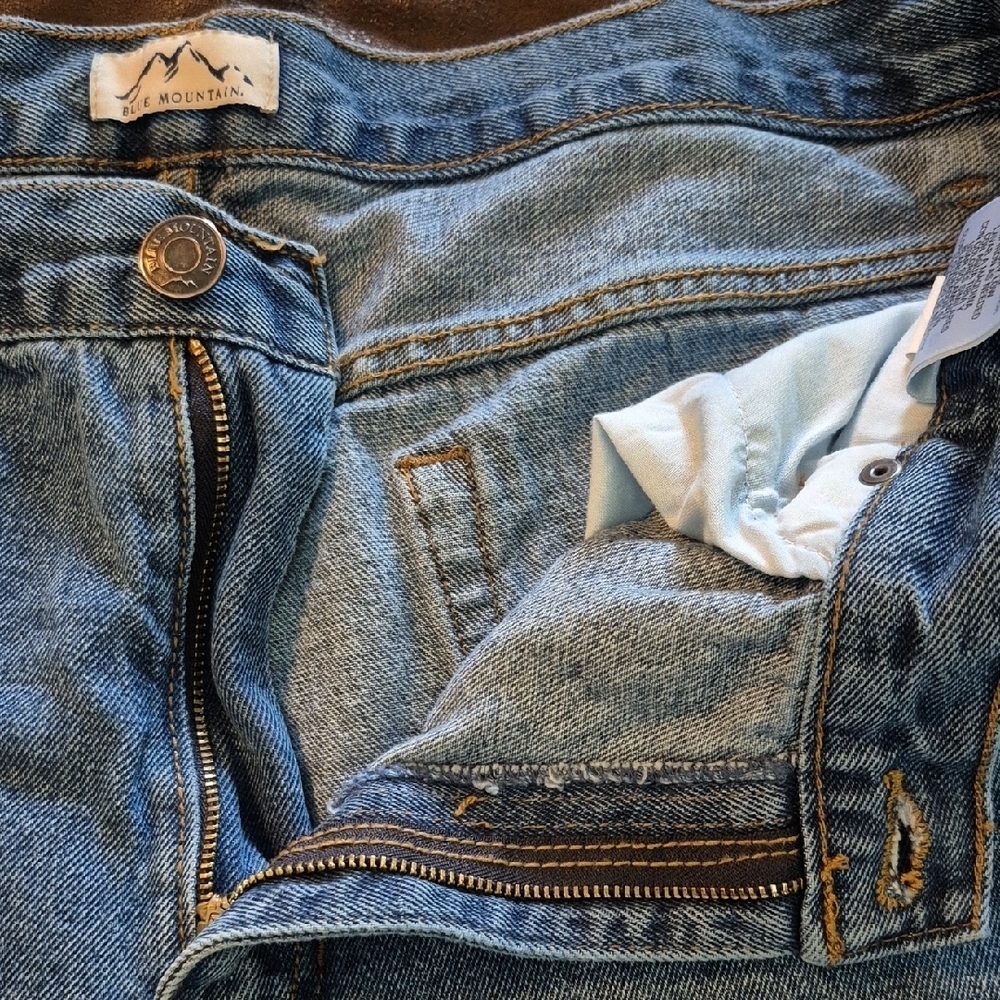 Blue MOUNTAIN, Classic Blue Relaxed Fit Jeans for Men. WAIST 40. - Picture 10 of 12